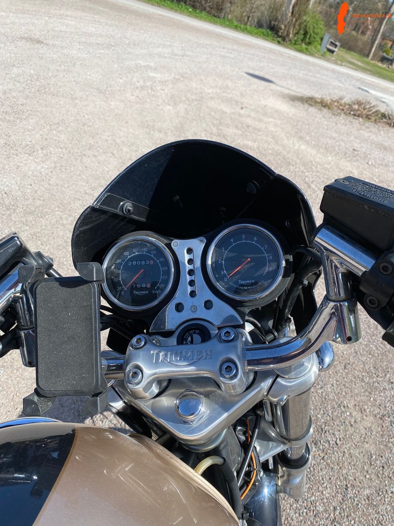 triumph-thunderbird-900