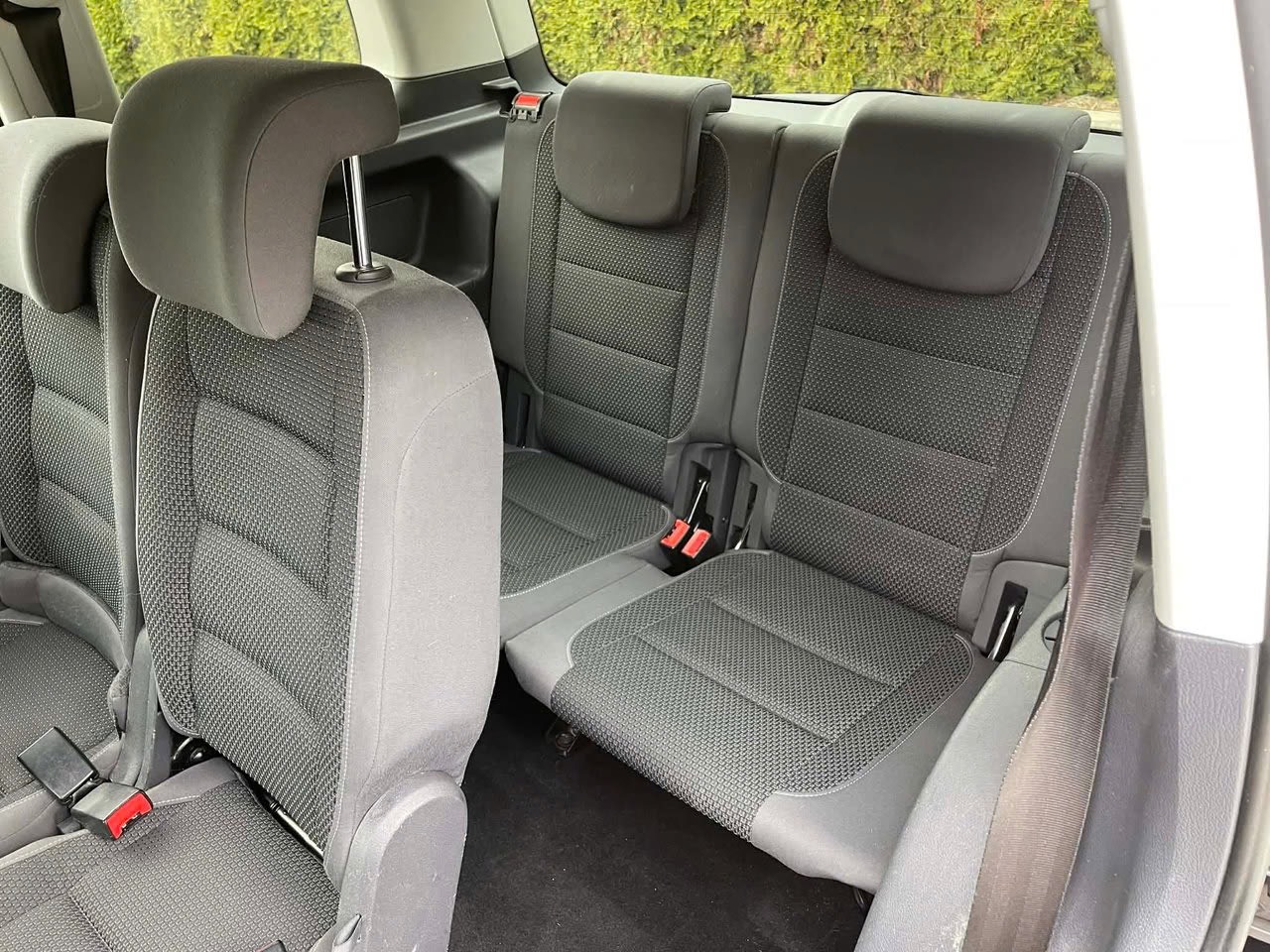 volkswagen-touran-7-seater-20-tdi-dpf