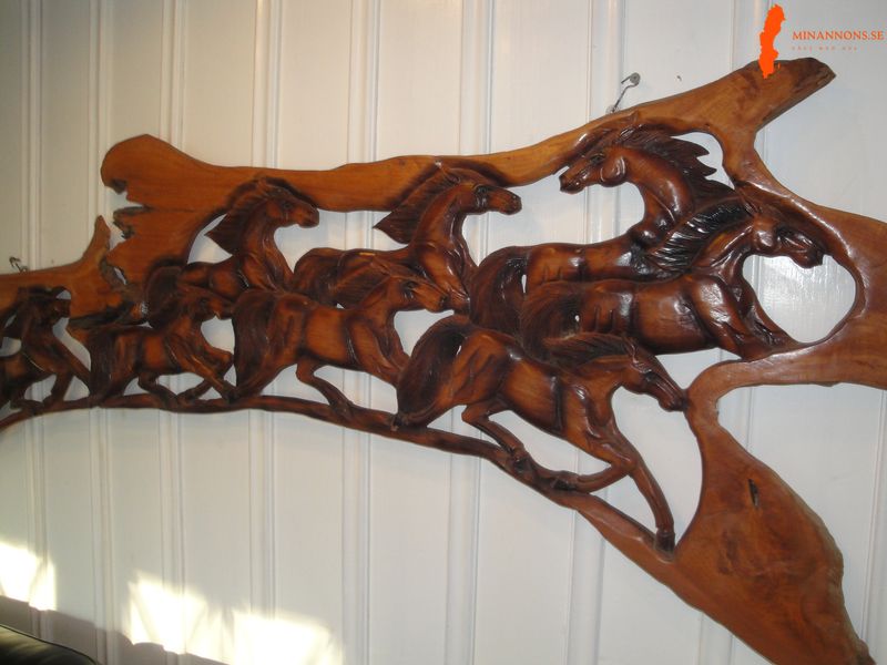 trakonst-konstverk-av-tra-atta-hastar