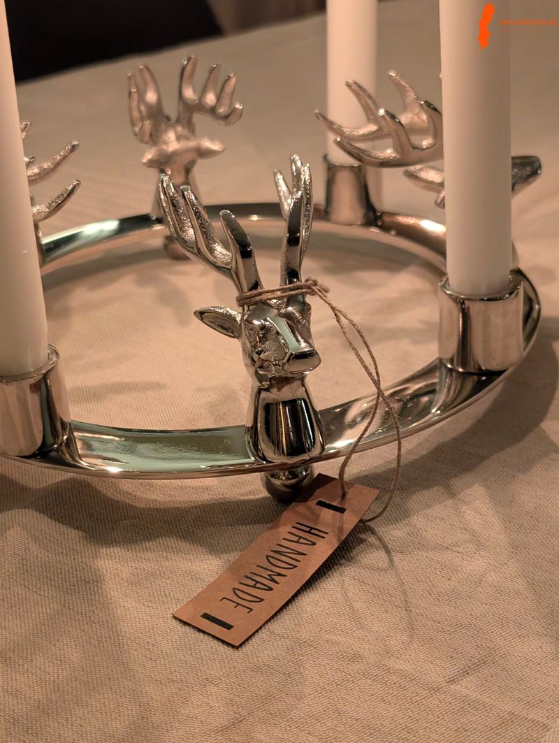 stamningsfull-och-modern-adventsljusstake-med-eleganta-hjortar