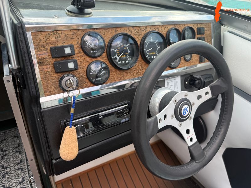 regal-valanti-220-xl-v8-klassisk-sportbat-med-harligt-v8