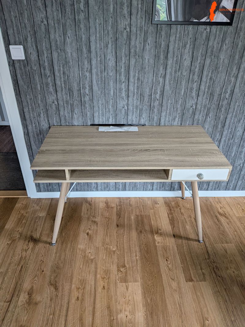 snyggt-skrivbord-i-modern-stil-saljes
