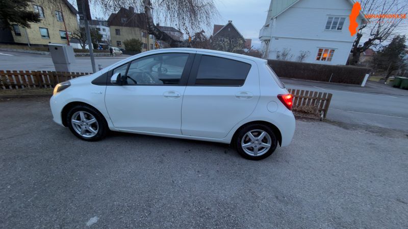 toyota-yaris-15-hybrid-2015-automat