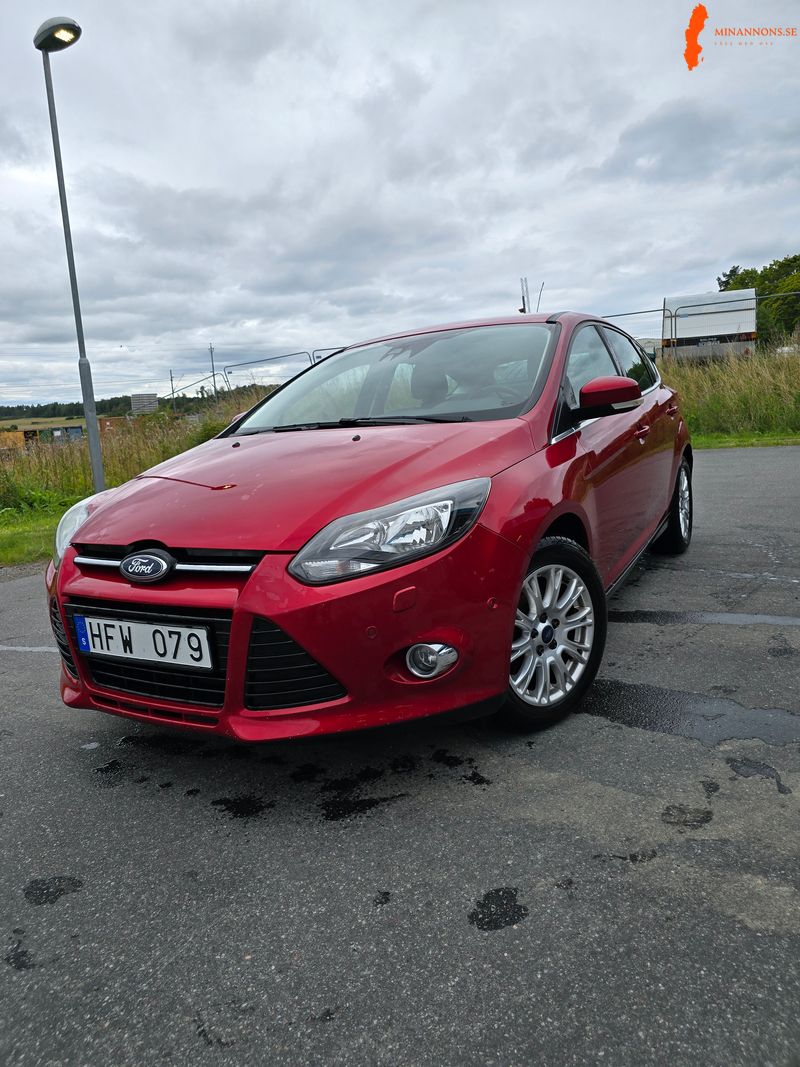 Ford Focus 1.6 Titanium (11 800 mil) Fin & välvårdad - vinterdäck dubb med fälgar