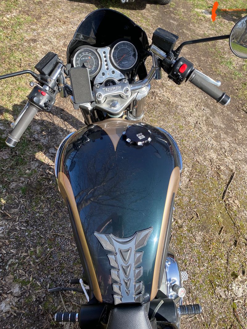 triumph-thunderbird-900