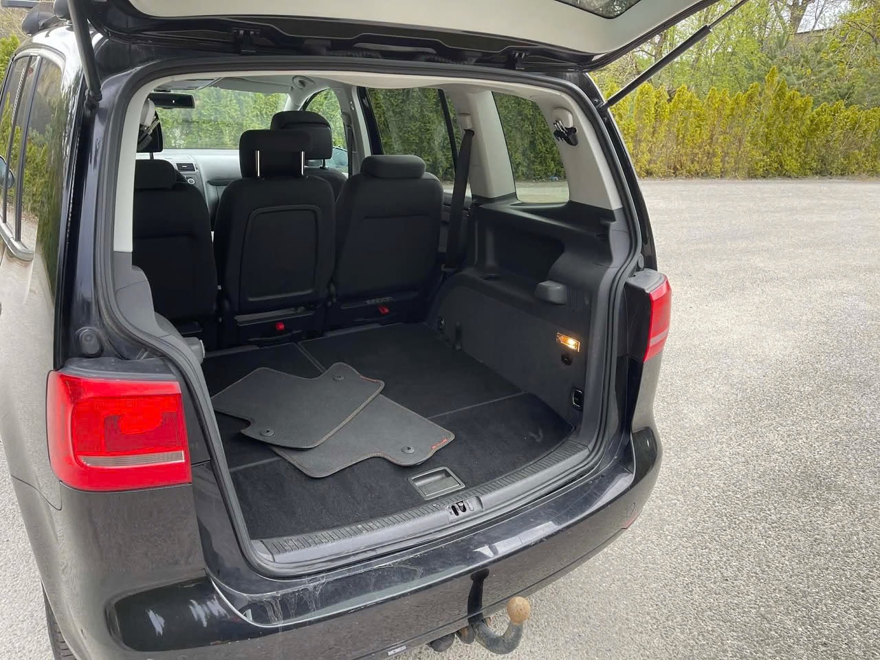 volkswagen-touran-7-seater-20-tdi-dpf