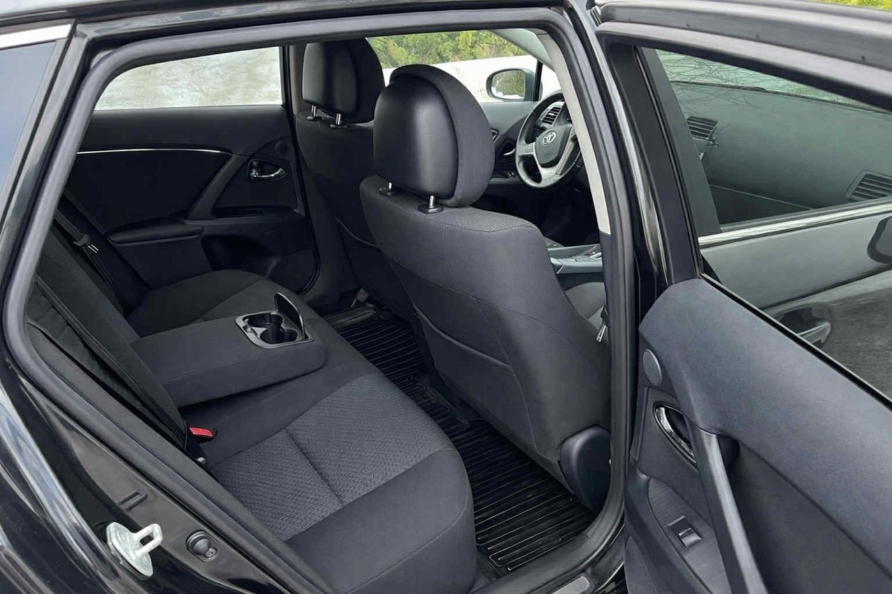 toyota-avensis-kombi-22-d-4d