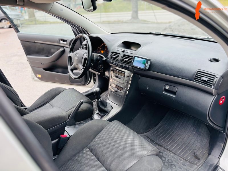 besiktigad-skattad-toyota-avensis-manuell-2005