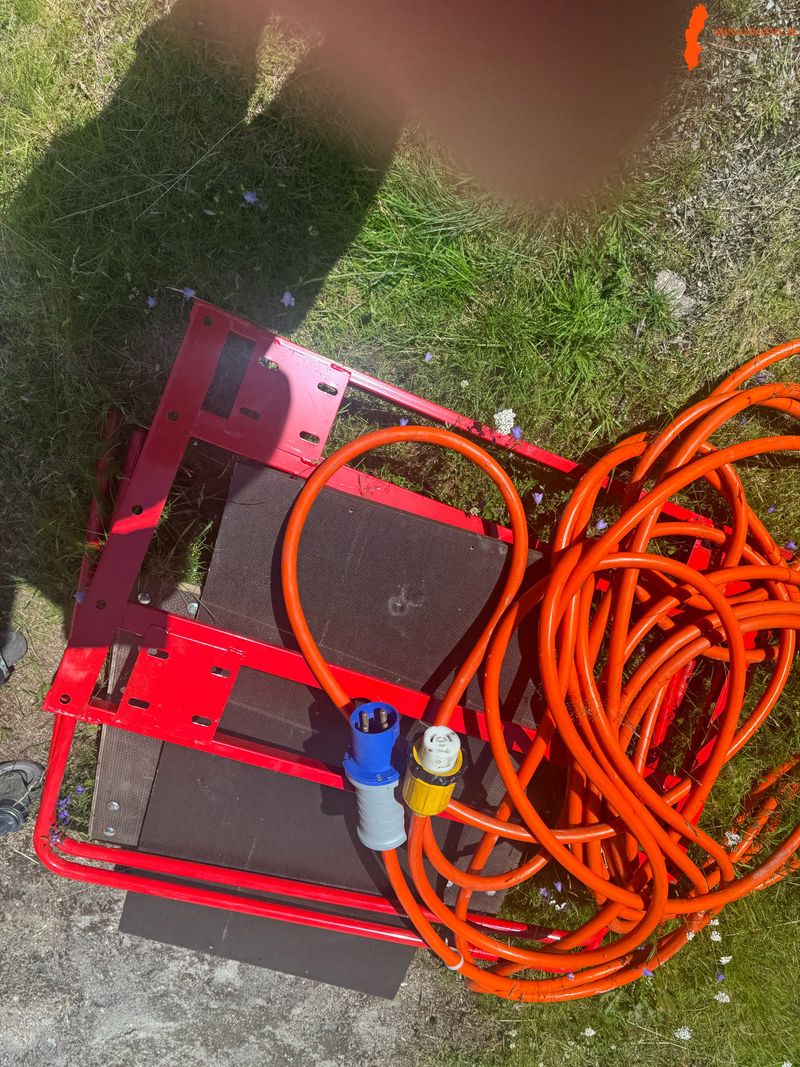 oransje-skjoteledning-med-bla-cee-plugg-og-gul-adapterovergang