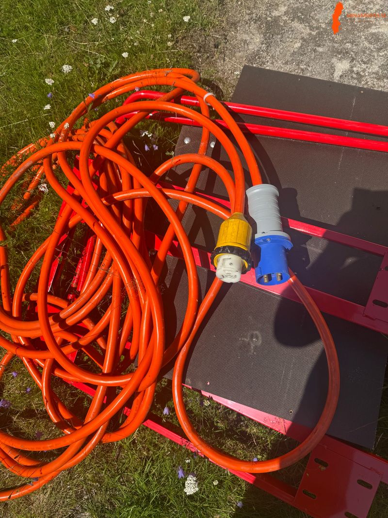 oransje-skjoteledning-med-bla-cee-plugg-og-gul-adapterovergang