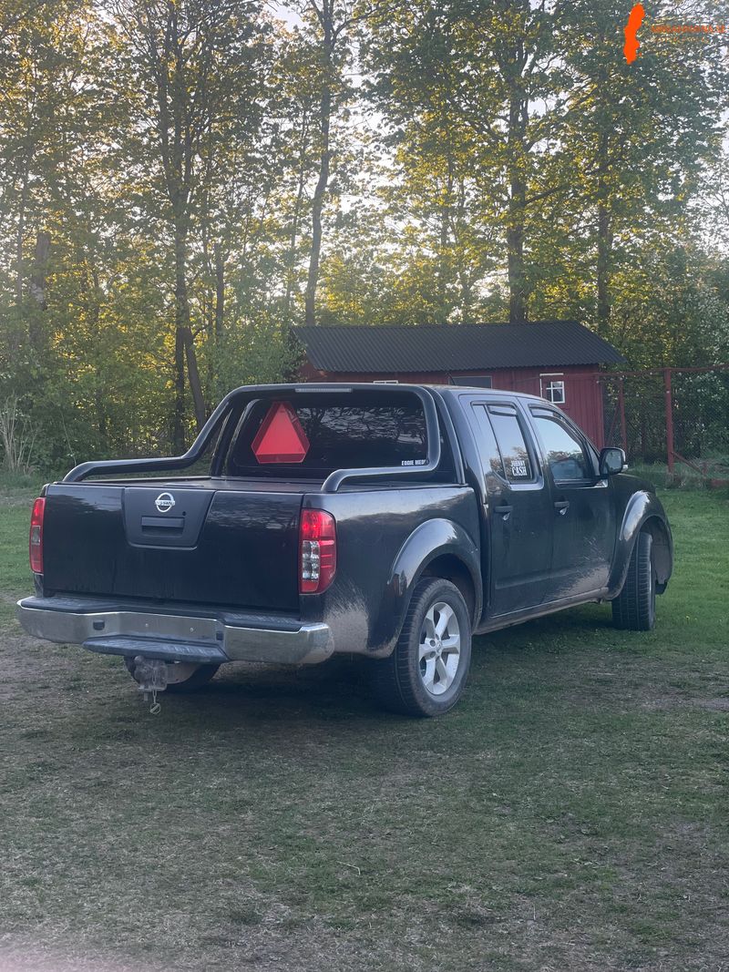 nissan-navara-d40-2011-a-traktor