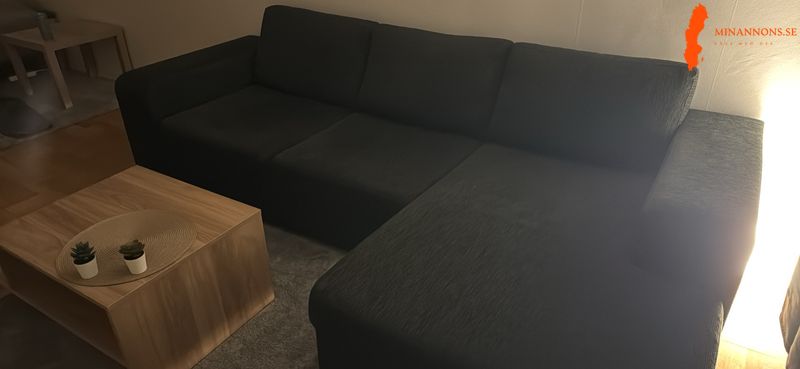 morkgra-3-sitssoffa-med-vandbar-divan