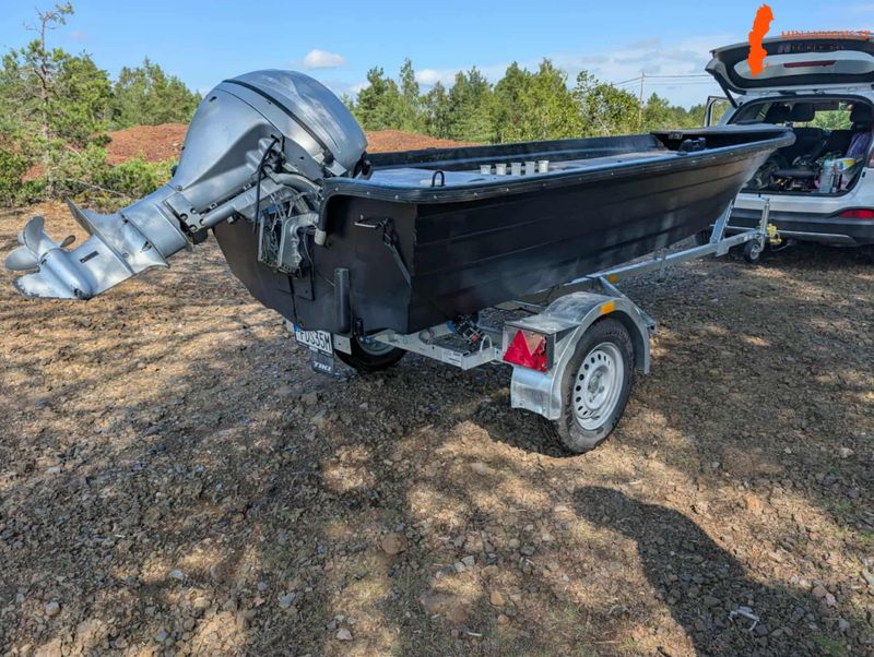 fiskebat-med-kastdack-och-motor