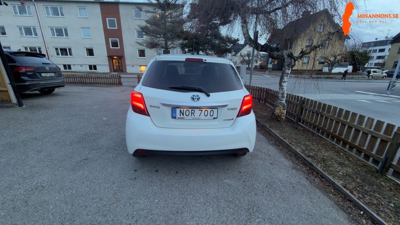 toyota-yaris-15-hybrid-2015-automat