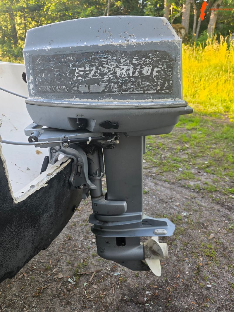 byteskoll-sportbat-med-20-hk-evinrude-fran-1985