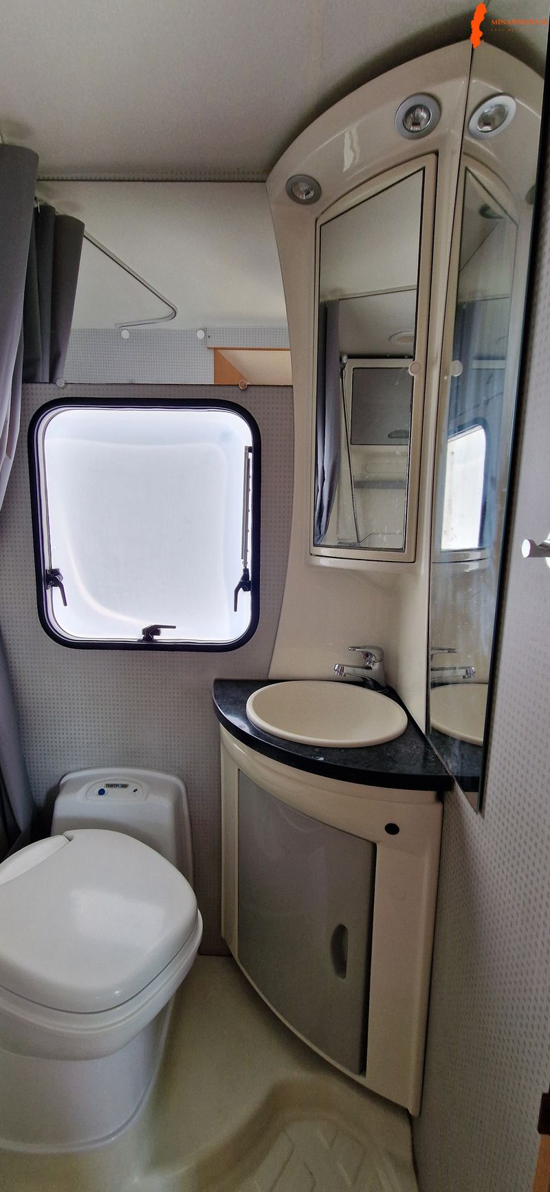 ford-chausson-flash-3-6-baddar-och-6-baltade-platser-lastvikt-710-kg