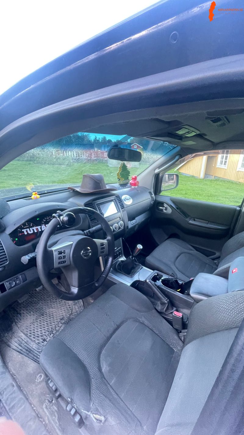 nissan-navara-d40-2011-a-traktor