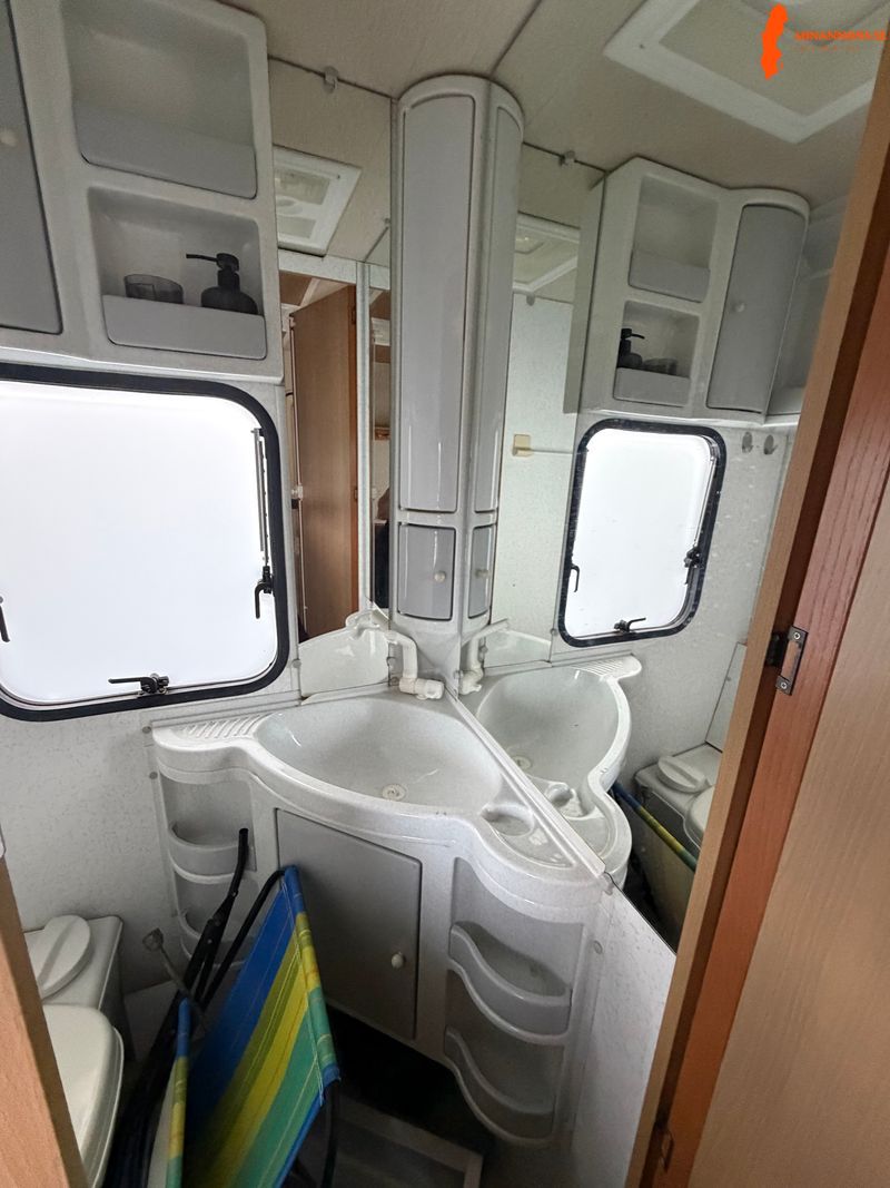 adria-unika-b-502