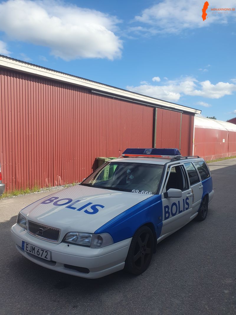 polis-volvo-v70