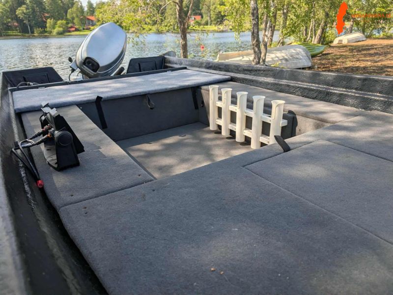fiskebat-med-kastdack-och-motor