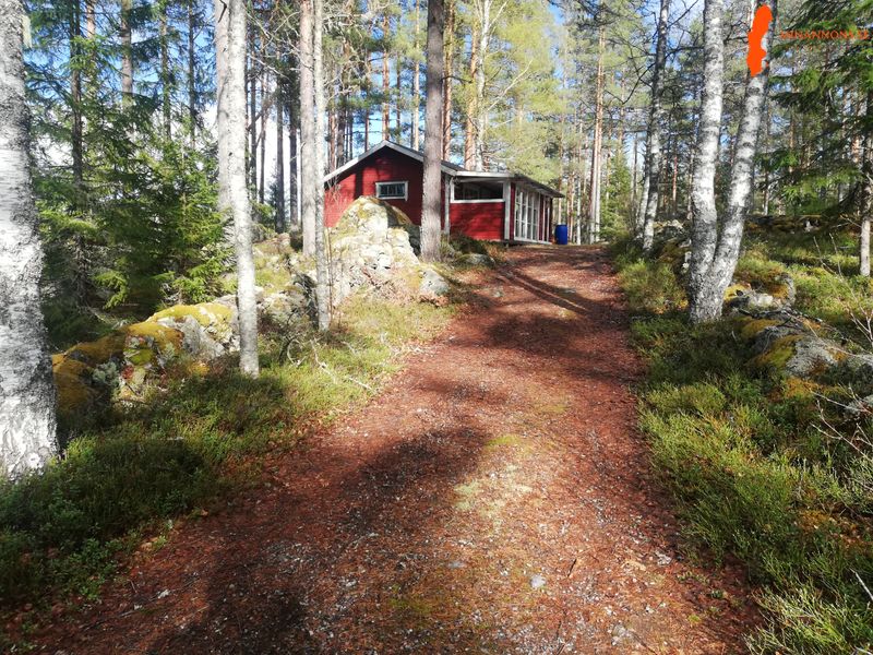 sommarstuga-med-stor-tomt