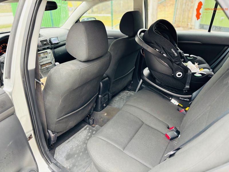 besiktigad-skattad-toyota-avensis-manuell-2005