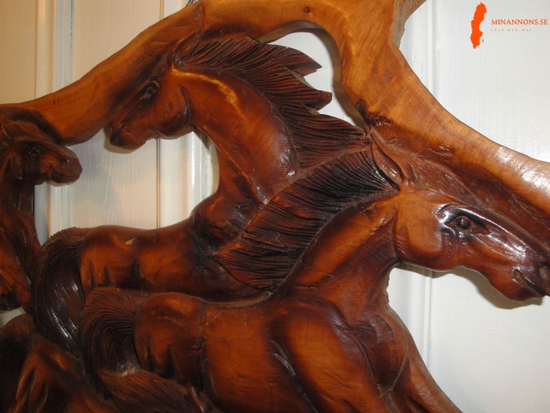 trakonst-konstverk-av-tra-atta-hastar