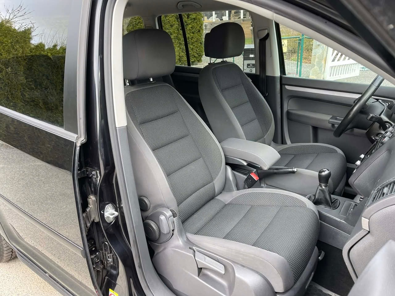 volkswagen-touran-7-seater-20-tdi-dpf