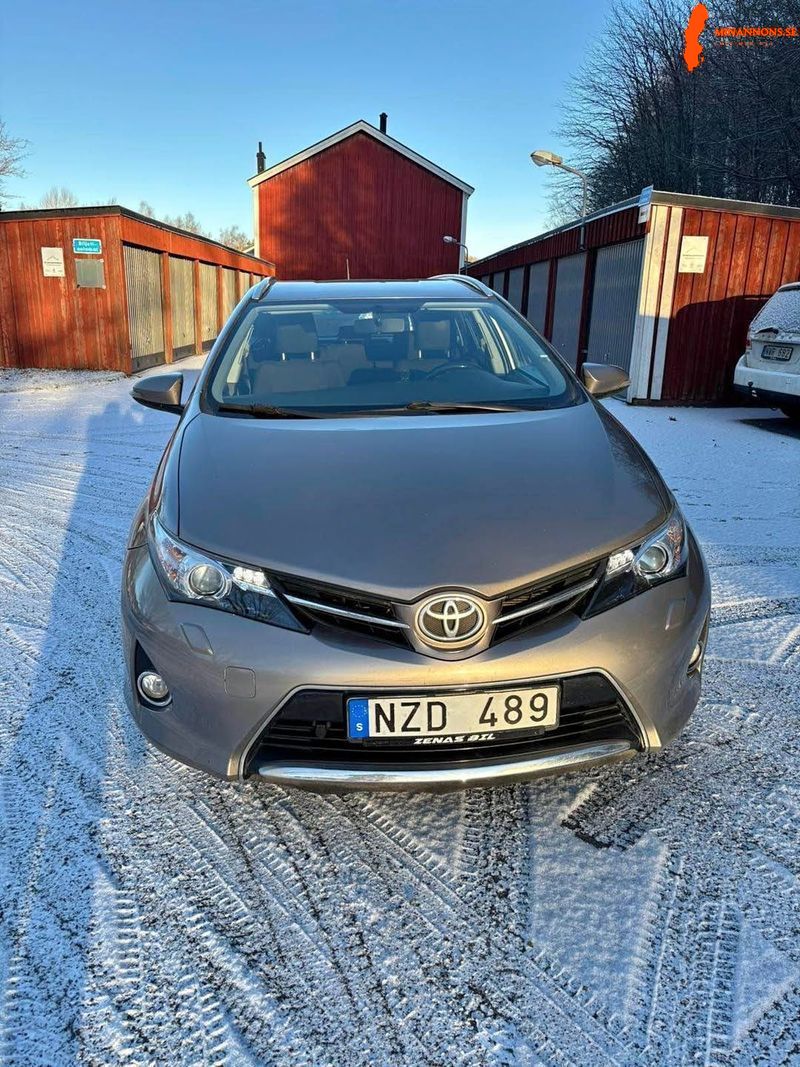 toyota-auris-touring-sports-14-d-4d-manuell-90hk-2013