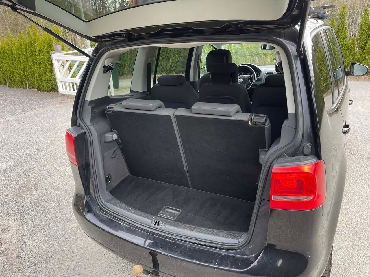 volkswagen-touran-7-seater-20-tdi-dpf