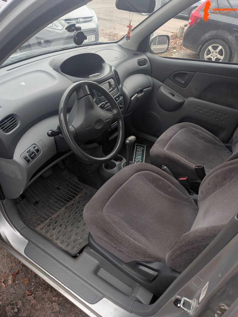 toyota-yaris-2000