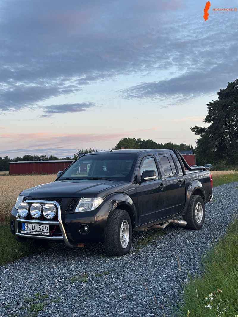 nissan-navara-d40-2011-a-traktor