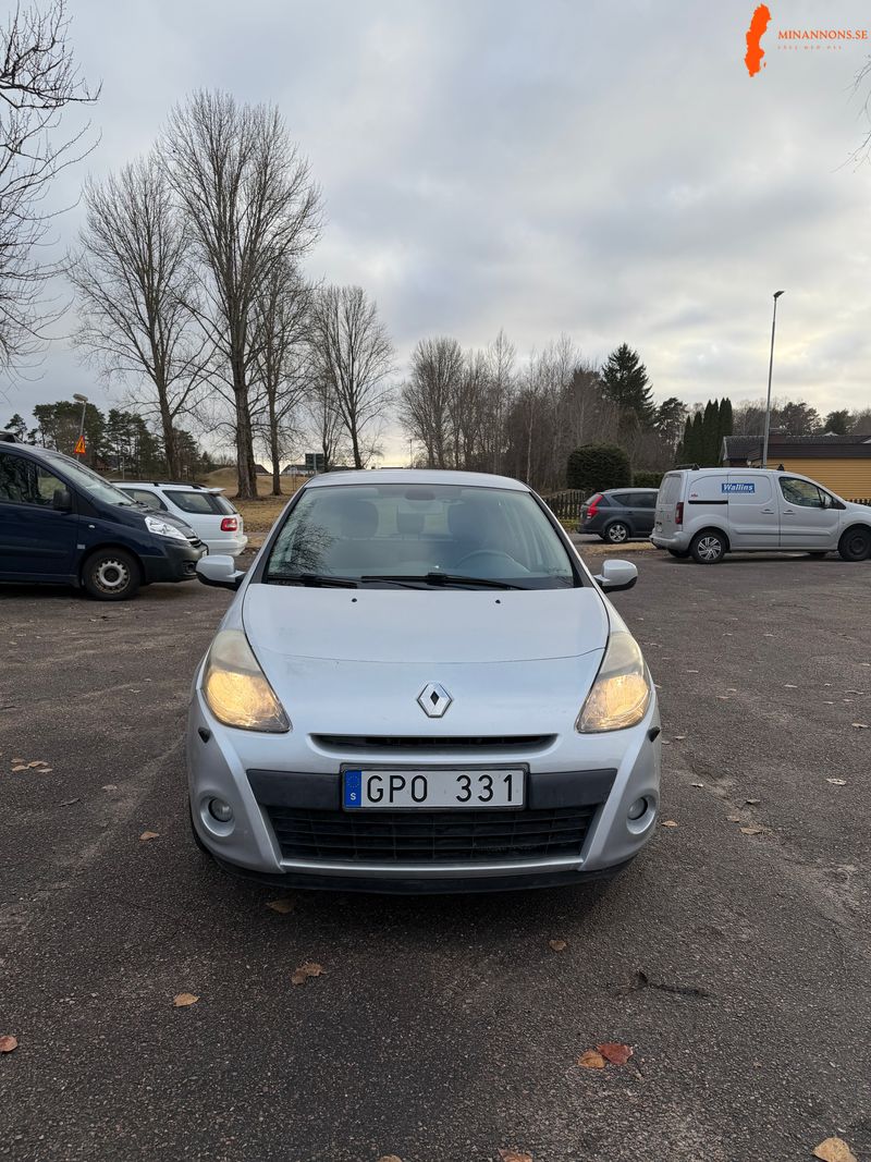 renault-clio-5-dorrars-halvkombi-12-manuell-75hk-2011