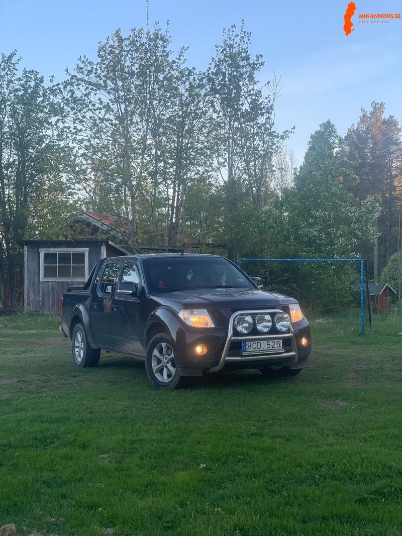 nissan-navara-d40-2011-a-traktor