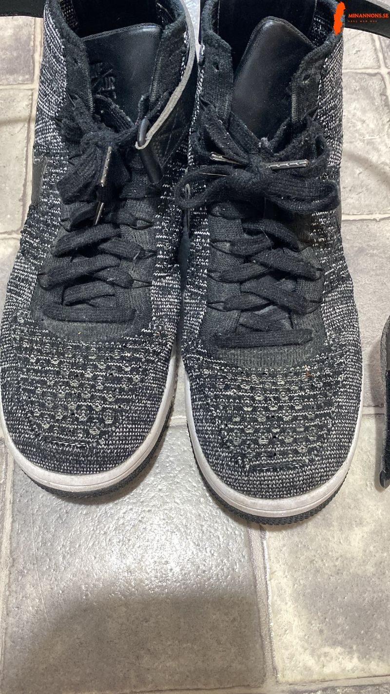 stor-utforsaljning-i-kristianstad-massor-av-saker-till-salu-elektronik-sneakers