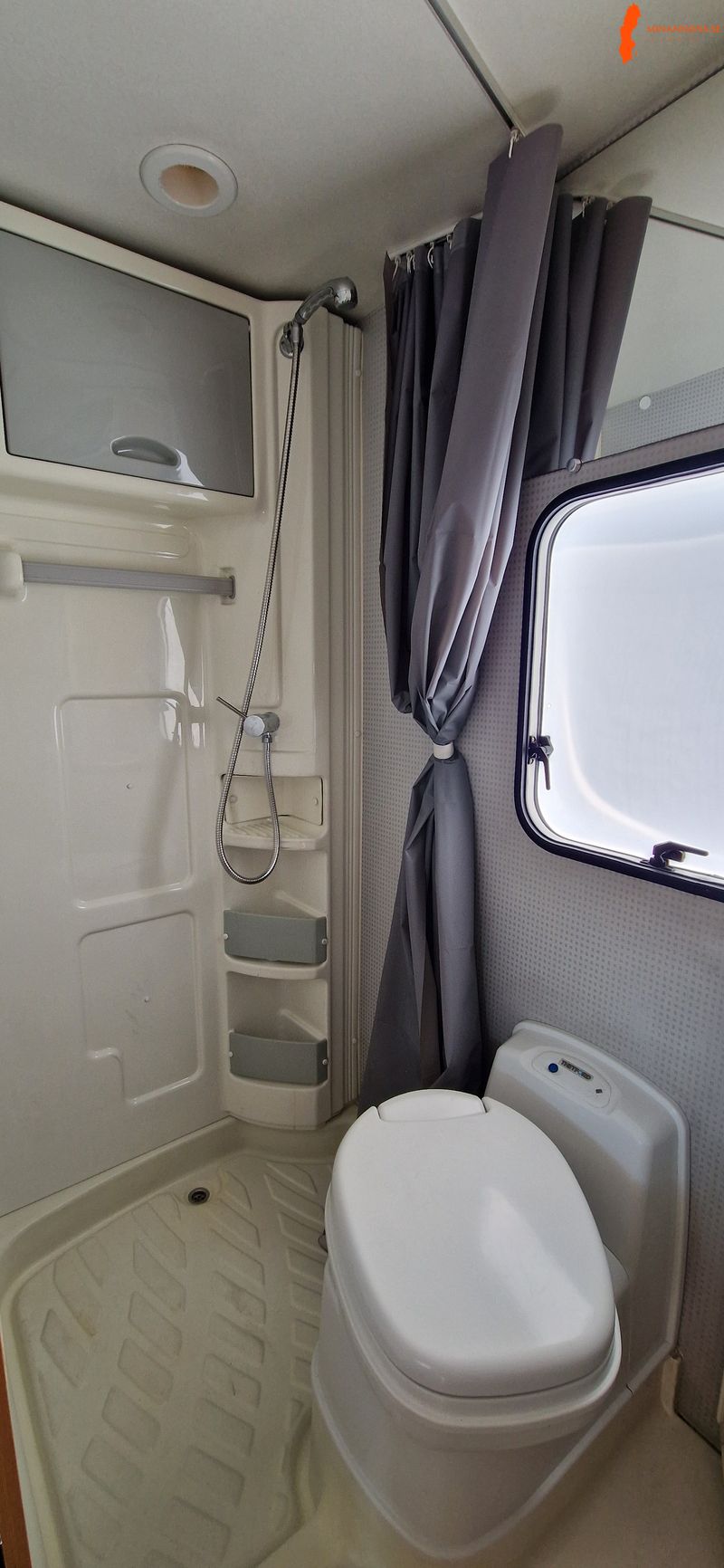 ford-chausson-flash-3-6-baddar-och-6-baltade-platser-lastvikt-710-kg