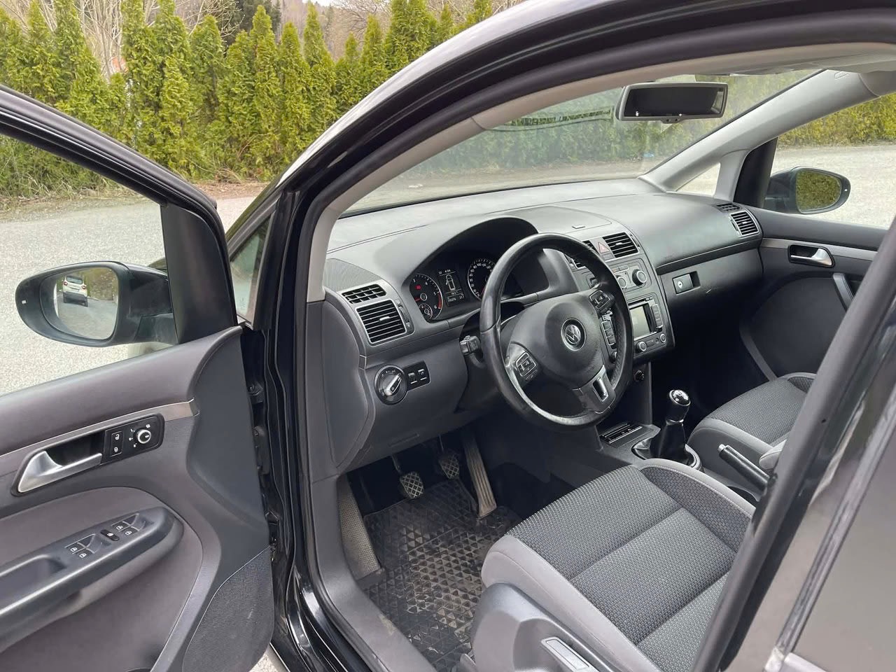 volkswagen-touran-7-seater-20-tdi-dpf