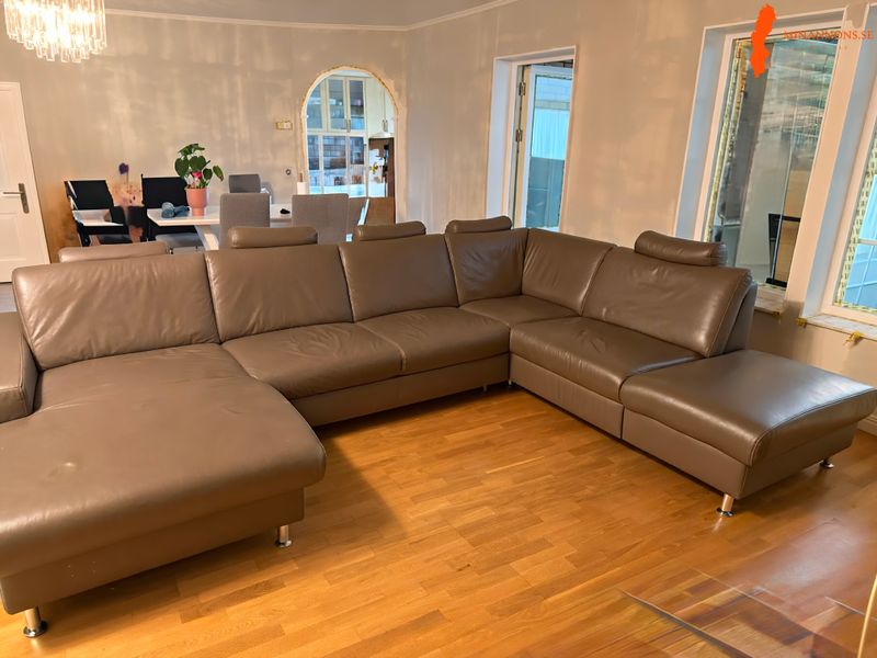 soffa-i-akta-lader-morkbrun