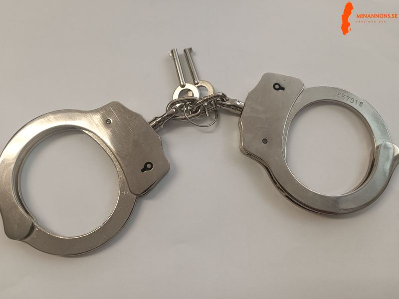 Handfängsel ink 2 nycklar