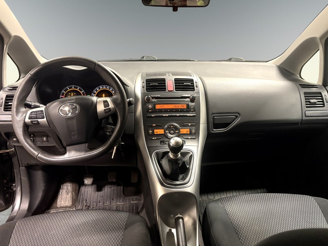 toyota-auris-5-dorrar-16-valvematic-manuell-132hk-2011