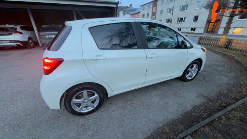 toyota-yaris-15-hybrid-2015-automat