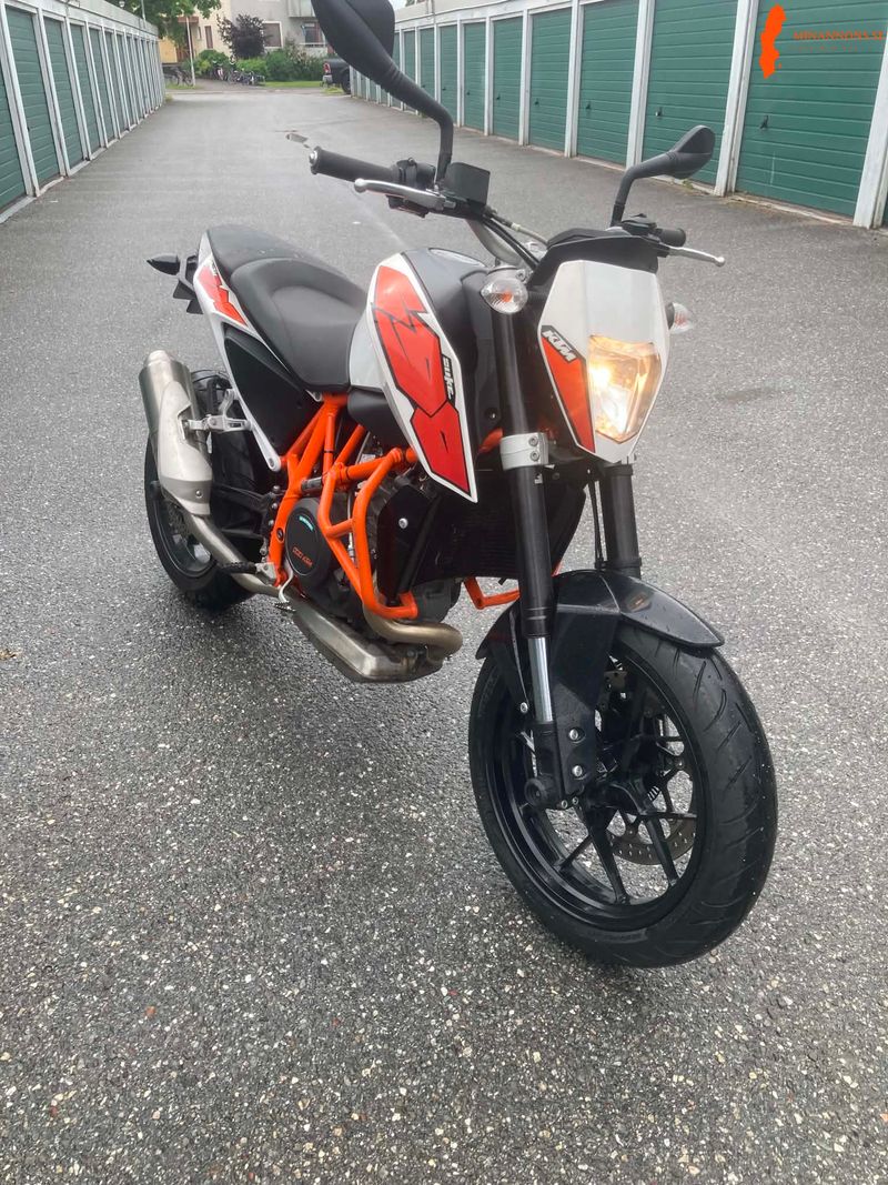 2015-ktm-duke-690-a2