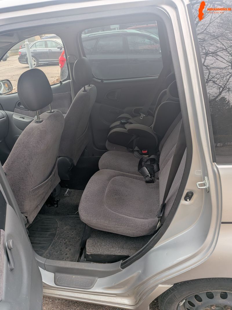 toyota-yaris-2000