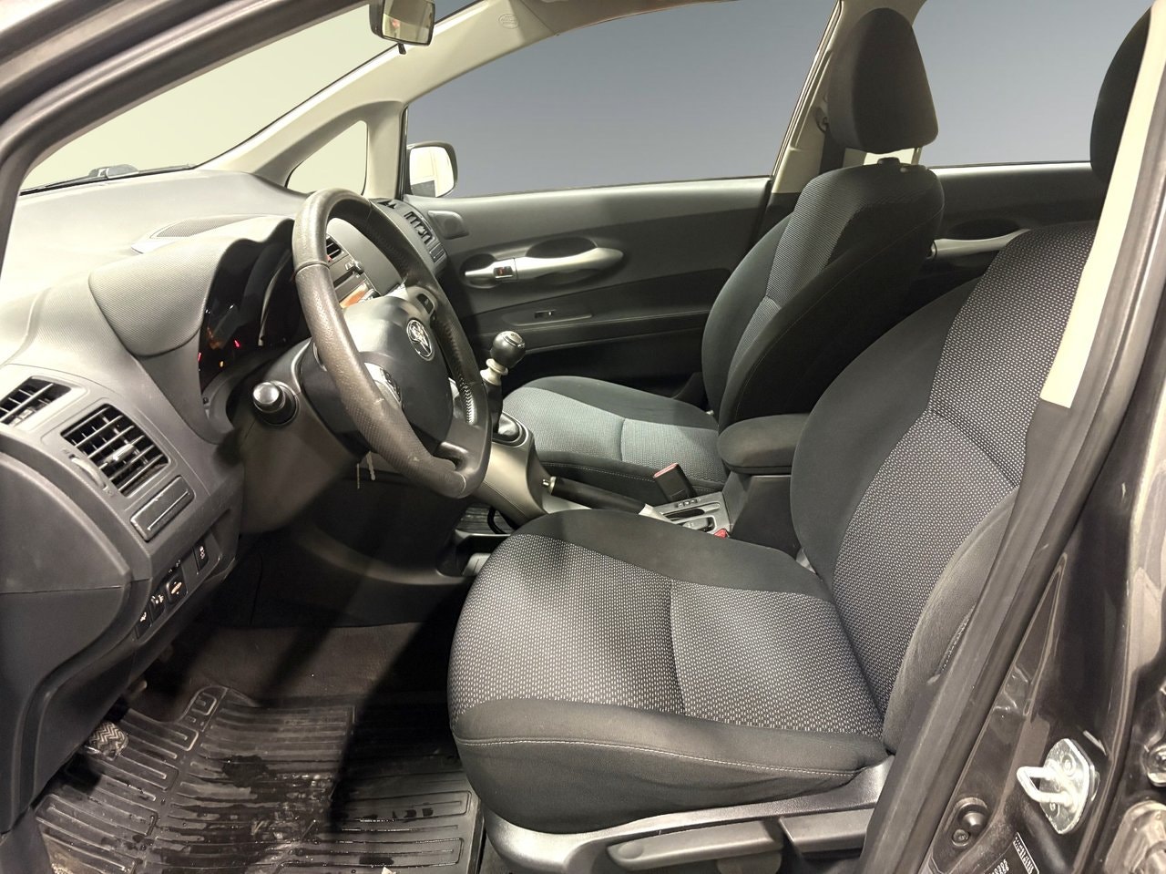 toyota-auris-5-dorrar-16-valvematic-manuell-132hk-2011