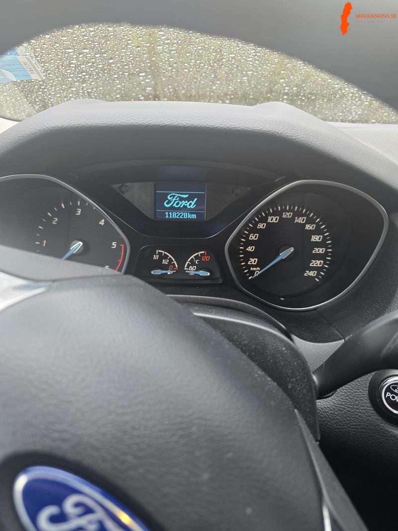 ford-focus-16-titanium-11-800-mil-fin-valvardad-vinterdack-dubb-med-falgar