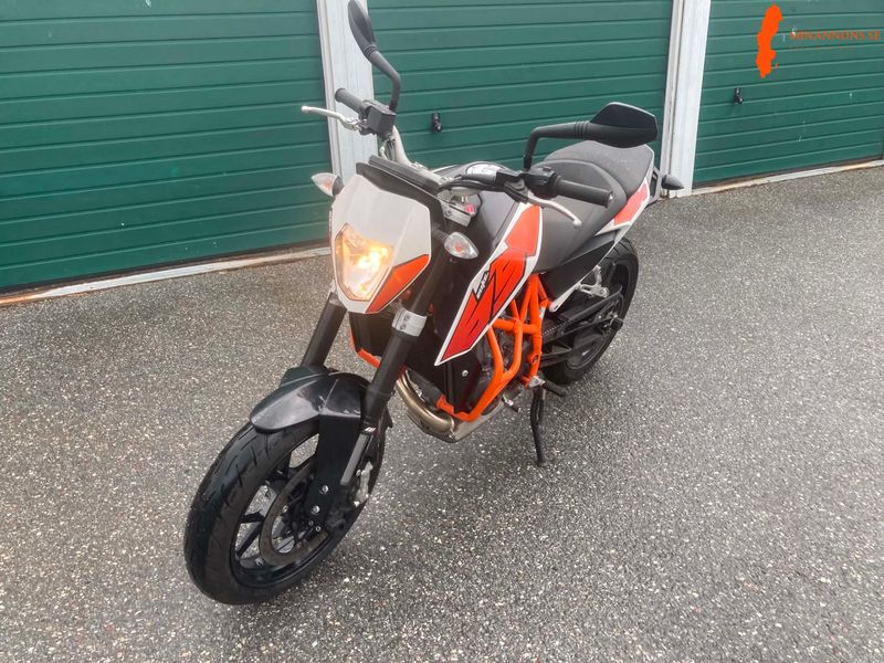 2015-ktm-duke-690-a2
