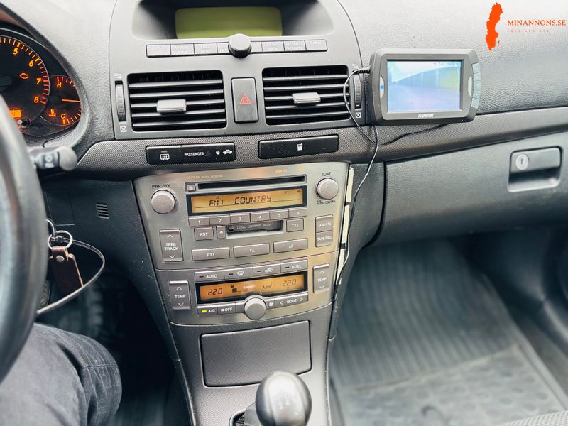 besiktigad-skattad-toyota-avensis-manuell-2005