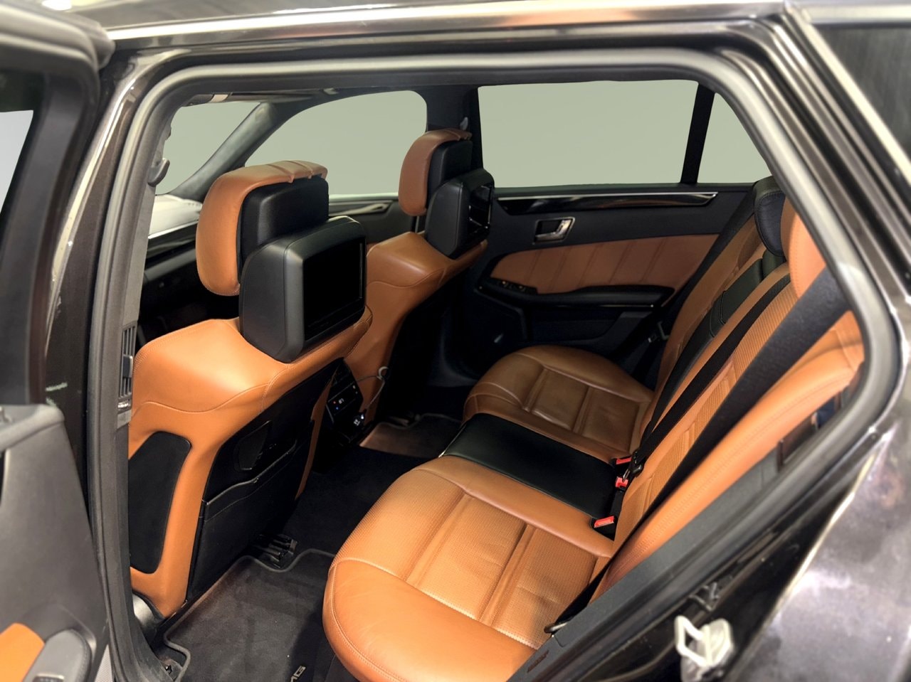 mercedes-benz-e-63-amg-t-amg-speedshift-mct-525hk-2011