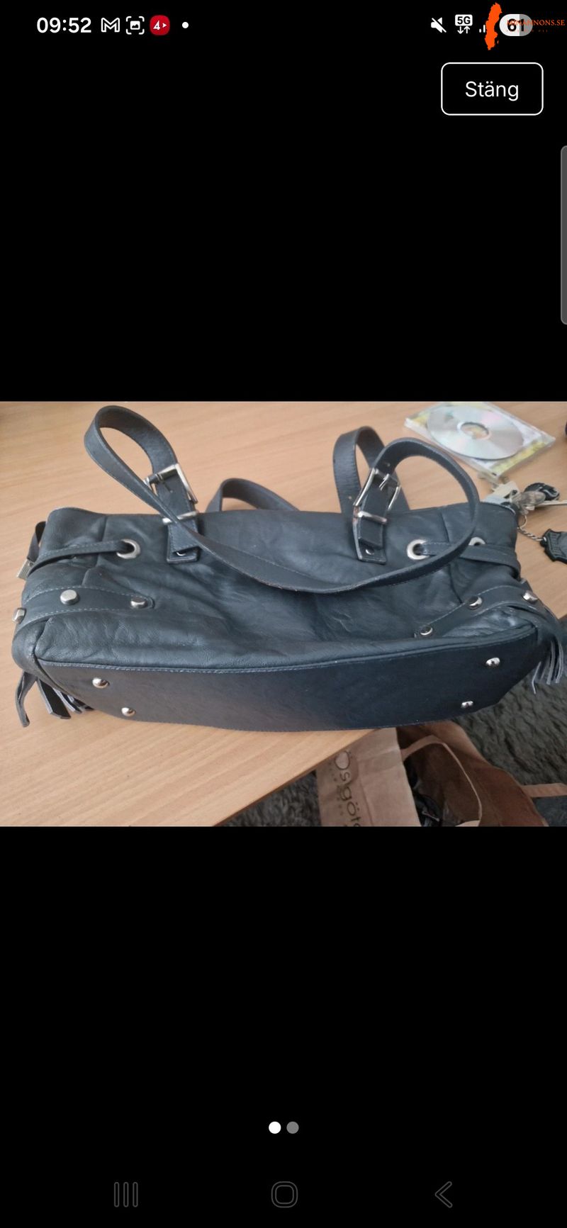 svart-handvaska-med-silvriga-detaljer