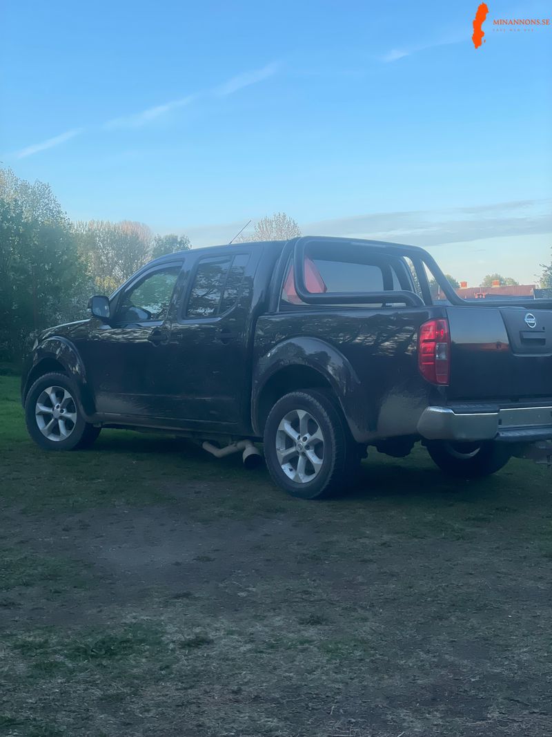 nissan-navara-d40-2011-a-traktor